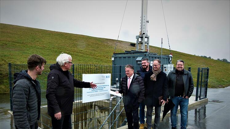 Von links Deponiemitarbeiter Heiko Klinger, Sachbearbeiter Michael Beck, Landrat Klaus Peter Söllner, ASK-Bauleiter Markus Meisel, ASK-Geschäftsführer Florian Schneider und Dipl.-Ing. Mattias Ott