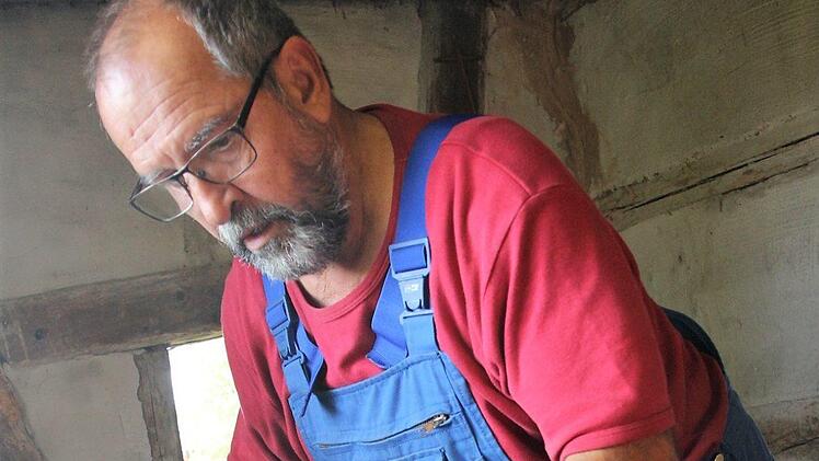 Qualitätskontrolle: Nur die "Guten" kommen in den Dörrofen. Zwetschgen mit Rissen oder Druckstellen sortiert Bernhard Roppelt vorher aus. Diana Fuchs