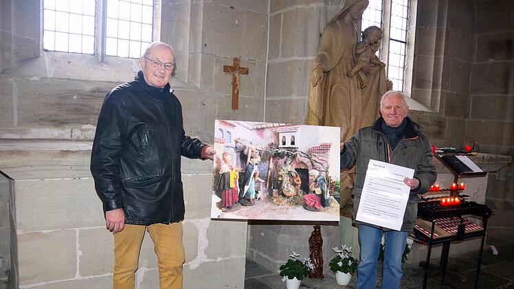 Die Organisatoren (von links) Werner Müller und Siegfried Schneider bringen Krippen-Bilder in der St.-Anna-Kapelle an.Heike Schülein