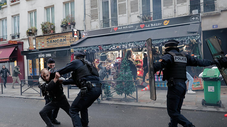 Sch&uuml;sse in Paris - mehrere Tote