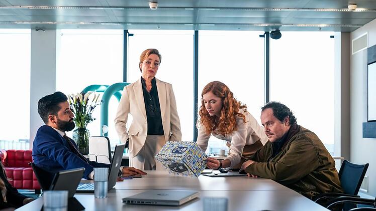 Spielzeugherstellerin Betty Krüger (Aglaia Szyszkowitz, zweite von links) und ihr schnöseliger Assistent Masoud Azimi (Navid Navid, links) ahnen ebensowenig wie Grafikerin Marion (Marleen Lohse), dass deren Mann Stefan (Thomas Mraz) hinter den PAK-Aufklebern auf ihren Produkten steckt.