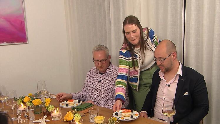 Axel und Steffen staunen über Caros Dessert-Künste.