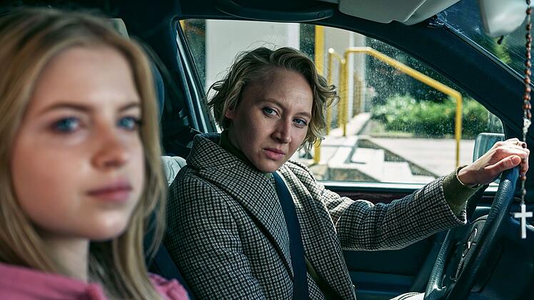 Blum (Anna Maria M&uuml;he, rechts) und ihre Tochter Nela (Emilia Pieske) gehen ganz unterschiedlich mit ihrer Trauer um.