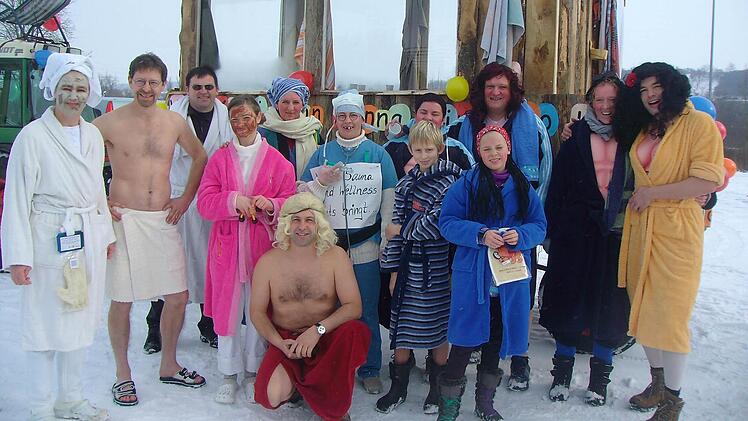 Uwe Pfennig und seine Faschingsfreunde aus Kleinlangheim und Rödelsee haben auch schon mal eine echte Sauna für den Umzug gebaut.