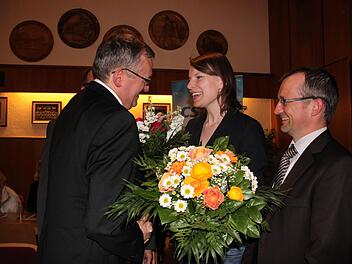 Emmi Zeulner lässt Blumen sprechen, rechts Stadtverbandsvorsitzender Christian Barth