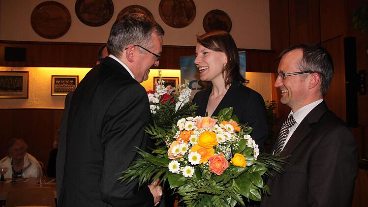 Emmi Zeulner lässt Blumen sprechen, rechts Stadtverbandsvorsitzender Christian Barth