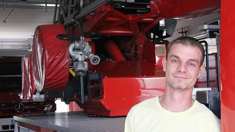 Sebastian Trautwein vor der Drehleiter, mit der er Pfingsten 2012 in der Herrngasse im Einsatz war. Foto: Simone Bastian