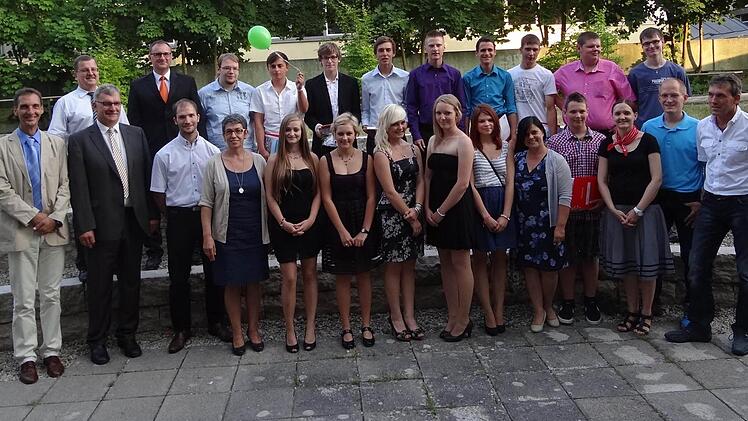 Die Geehrten mit den Preisspendern.