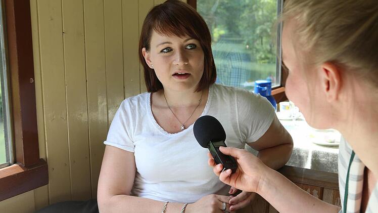 Zeit für Interviews: Kerstin Nestrojil spricht ins Mikrofon von Karen Peemöller.