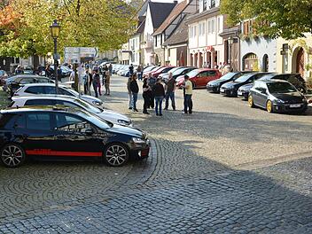 Auf dem Münnerstädter Anger drängten sich die GTI-Fahrzeuge.  Fotos: Björn Hein