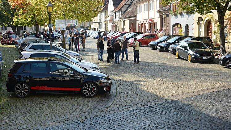 Auf dem Münnerstädter Anger drängten sich die GTI-Fahrzeuge.  Fotos: Björn Hein