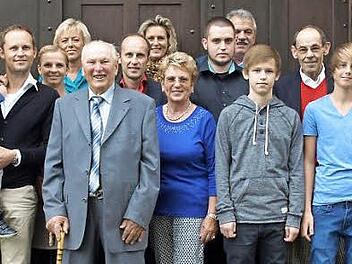 Der Jubilar Josef Greim (Mitte, mit Stock) mit Tochter Waltraud (rechts daneben) im Kreise der großen Familie und Bürgermeister Jens Korn (li), Pater Jan Poja (2. v. li), Ulla Barthel vom VdK (6. v. li) und Peter Hänel (5. v. re.) Foto: Susanne Deuerling