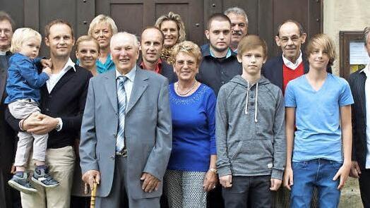 Der Jubilar Josef Greim (Mitte, mit Stock) mit Tochter Waltraud (rechts daneben) im Kreise der großen Familie und Bürgermeister Jens Korn (li), Pater Jan Poja (2. v. li), Ulla Barthel vom VdK (6. v. li) und Peter Hänel (5. v. re.) Foto: Susanne Deuerling