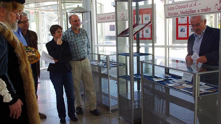Der Vorsitzende des Vereins "1000 Jahre Kronach", Manfred Raum (rechts), stellte die Exponate vor. Foto: Heike Schülein