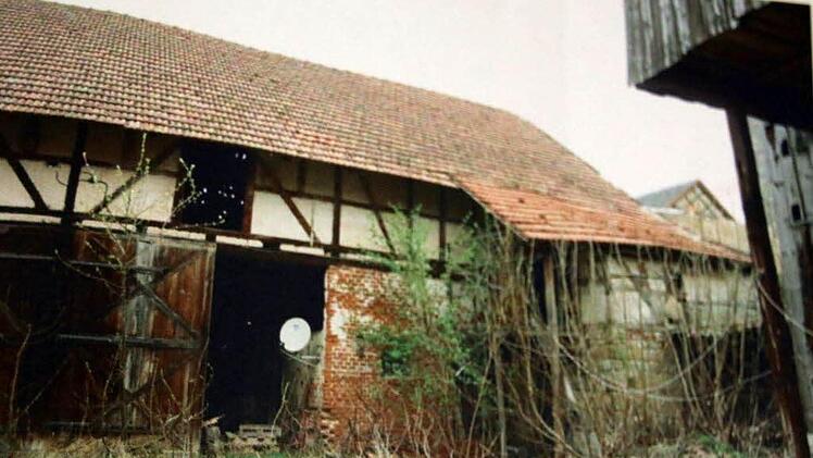 Als das Anwesen versteigert wurde, war die Scheune stark einsturzgefährdet. Foto: Bettina Knauth