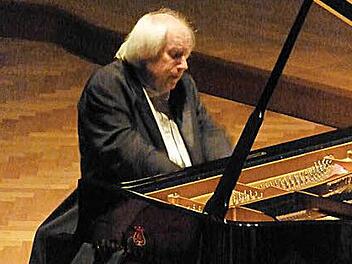 Grigory Sokolov im abgedunkelten Großen Saal. Foto: Ahnert