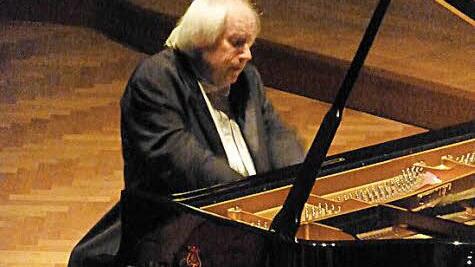 Grigory Sokolov im abgedunkelten Großen Saal. Foto: Ahnert