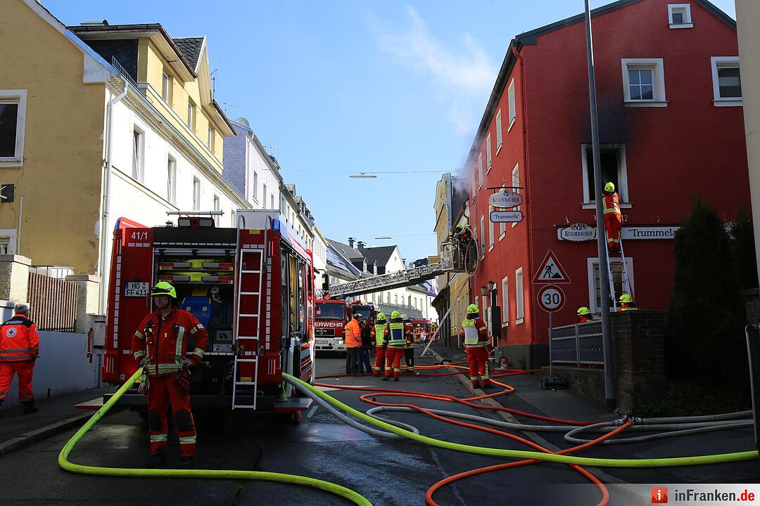 Sieben Verletzte bei Wohnhausbrand im Kreis Hof– 34-Jährige schwebt in Lebensgefahr