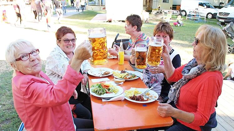 Im Schatten vor dem Festzelt schmeckte diesen Damen die erste Maß.