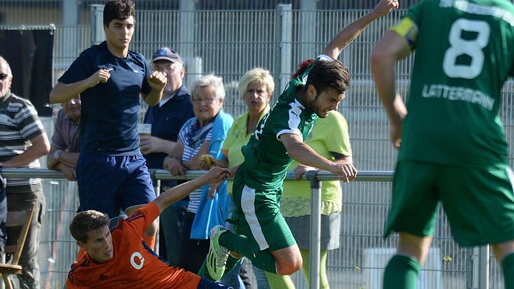 m Trikot des TSV Neusdrossenfeld wird Luca Piga (rechts) hier gefoult.    Als Futsal-Profi dürfte ihm das seltener passieren: Jede Mannschaft darf sich      in der Halle  nur fünf Fouls pro Halbzeit erlauben, jedes weitere wird mit einem Strafstoß geahndet. Peter Mularczyk
