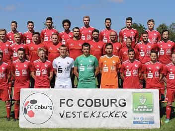 Obere Reihe von links: Fabian Carl, Davide Dilauro, Sertan Sener, Tevin McCullough, Daniel Kimmel, Gökhan Sener, Daniel Alles, Dennis Kolb; Mittlere Reihe von links: Lars Teuchert, Luis Heinze, Lennon Pietsch (Betreuer), Pascal Hübner (Betreuer), Estefano Marcos Götz (Athletiktrainer), Lars Scheler (Trainer), Frederic Martin (Co-Trainer), Florian Forkel (Teammanager), Jannik Schmidt, Lukas Mosert; Vordere Reihe von links: Adrian Guhling, Eric Heinze, Leonhard Scheler, Louis Krempel, Oleksandr...