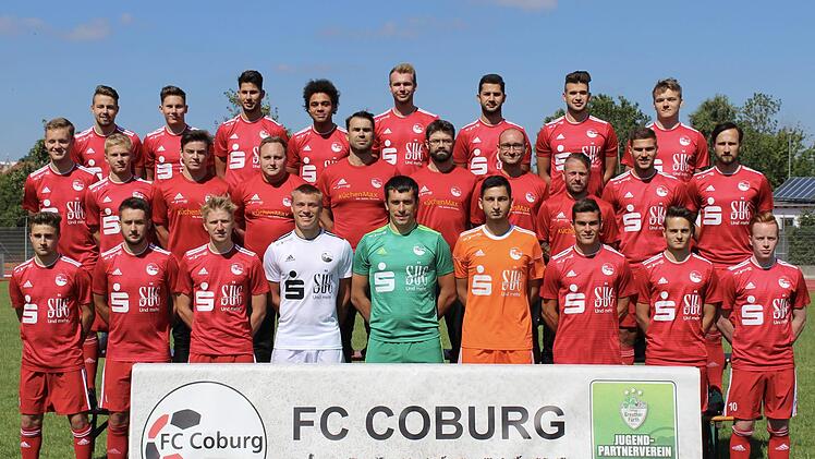 Obere Reihe von links: Fabian Carl, Davide Dilauro, Sertan Sener, Tevin McCullough, Daniel Kimmel, Gökhan Sener, Daniel Alles, Dennis Kolb; Mittlere Reihe von links: Lars Teuchert, Luis Heinze, Lennon Pietsch (Betreuer), Pascal Hübner (Betreuer), Estefano Marcos Götz (Athletiktrainer), Lars Scheler (Trainer), Frederic Martin (Co-Trainer), Florian Forkel (Teammanager), Jannik Schmidt, Lukas Mosert; Vordere Reihe von links: Adrian Guhling, Eric Heinze, Leonhard Scheler, Louis Krempel, Oleksandr...