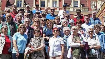Die Europa-Union besuchte das Schloss im F&uuml;rst-B&uuml;ckler-Park in Bad Muskau. Foto: Dieter Vogler