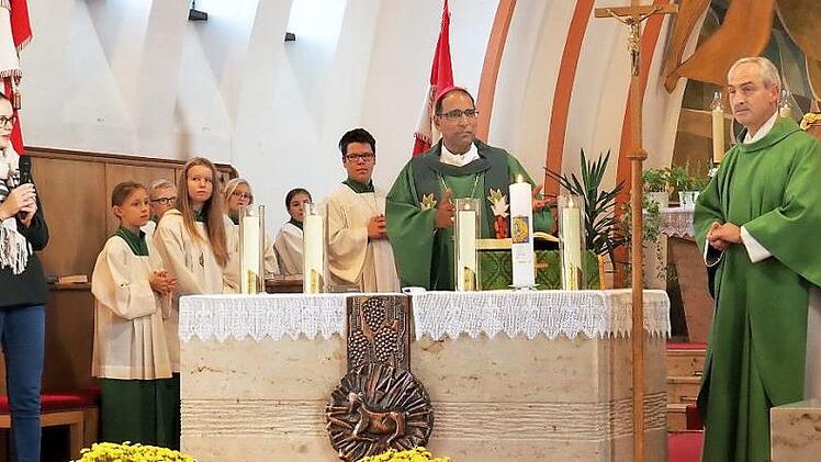 Bischof Lumen Monteiro (am Altar) mit Pfarrer Robert Mayr in der Sassanfahrter Pfarrkirche Foto: Andrea Spörlein