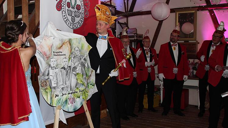 Prinzessin Silvia I. und Prinz Marco I. enthüllten den neuen Orden, der die singenden Jäger zeigt. Mit im Bild (von links): Präsident Uli Böhm, Vizepräsident Andreas Bauer, Kanzler Stefan Wicklein, Sitzungspräsident Thomas Auer und Matthias Simon, der den Orden vorstellte. Foto: Friedwald Schedel