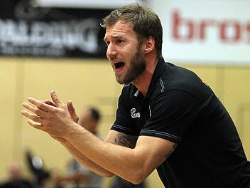 Anton Gavel feuert seine Mannschaft von der Seitenlinie an. Der frühere Defensivspezialist setzt auch als Trainer auf die Abwehr. Die Orange Academy lässt am zweitwenigsten Punkte in der ProB Süd zu.  Foto: sportpress