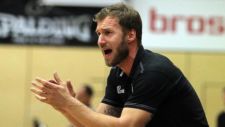 Anton Gavel feuert seine Mannschaft von der Seitenlinie an. Der frühere Defensivspezialist setzt auch als Trainer auf die Abwehr. Die Orange Academy lässt am zweitwenigsten Punkte in der ProB Süd zu.  Foto: sportpress