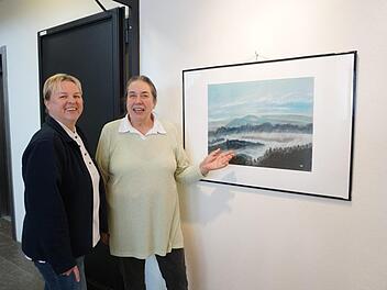Annelore Römhild (Hildburghausen) zeigt bis zum 17. Mai ihre Bilder im Bruder-Franz-Haus auf dem Kreuzberg. Die Ausstellung stellte sie gemeinsam mit Carmen Zinßler-Maul vom Team des Bruder-Franz-Hauses zusammen.  Foto: Marion Eckert