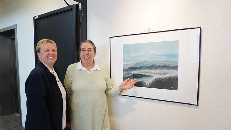 Annelore Römhild (Hildburghausen) zeigt bis zum 17. Mai ihre Bilder im Bruder-Franz-Haus auf dem Kreuzberg. Die Ausstellung stellte sie gemeinsam mit Carmen Zinßler-Maul vom Team des Bruder-Franz-Hauses zusammen.  Foto: Marion Eckert