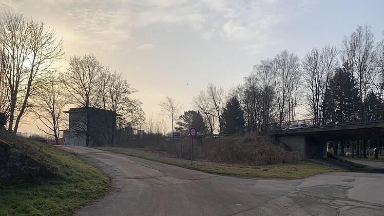 Blick in Richtung Kiebitzweg (links) - rechts geht es zur Kläranlage.