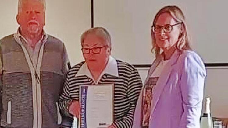 Auf dem Bild zu sehen sind 1. Vorsitzender Karl Klein, Ilse Schmidt sowie Silvia Niklaus-S&ouml;rgel.