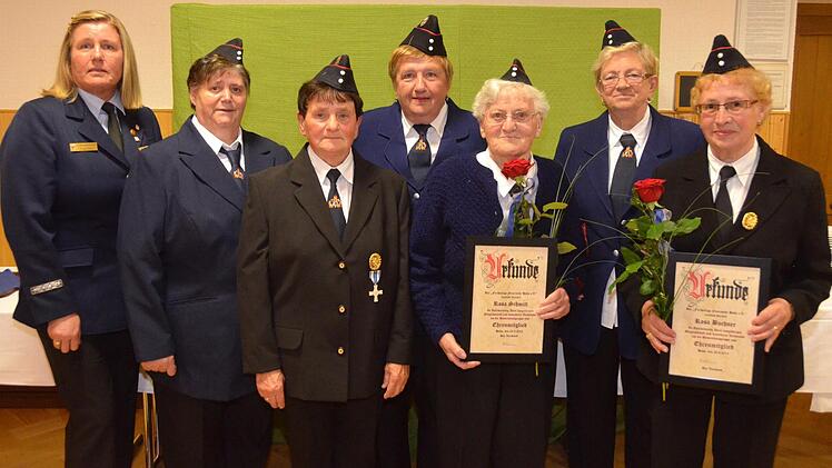 40 Jahre Frauenlöschgruppe in der Freiwilligen Feuerwehr Hohn. Das war auch der Kreisfeuerwehr-Frauenbeauftragten Birgit Below und Kreisbrandinspektor Edwin Frey einen Besuch wert. Auf unserem Foto (v. li.): Birgit Below, Annemarie Schmitt, Sonnhild Pätzold, Waltraud Voll, Rosa Schmitt, Ilse Kretschmer und Rosa Buchner.