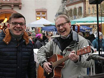 Bürgermeister Armin Warmuth (links) und Pfarrer Thomas Eschenbacher erinnerten musikalisch an den Fair Trade. Fotos: Gerd Schaar
