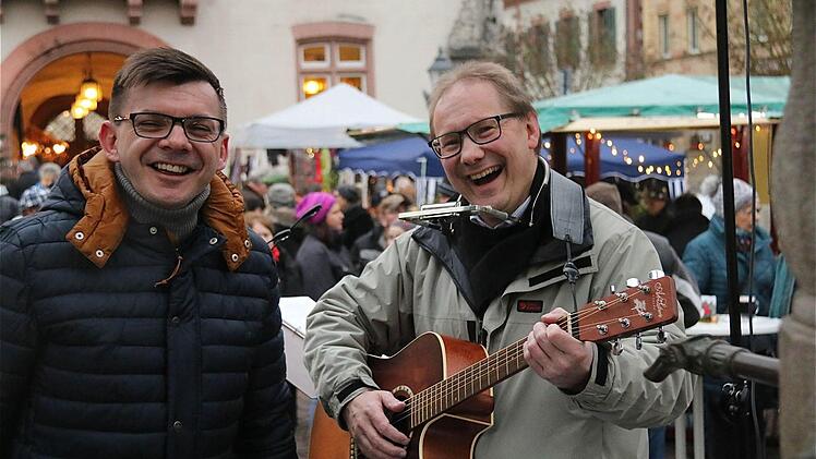 Bürgermeister Armin Warmuth (links) und Pfarrer Thomas Eschenbacher erinnerten musikalisch an den Fair Trade. Fotos: Gerd Schaar