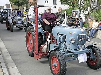 Ein Traktor der Marke Eicher EM 200 (Tiger) wird beim heuer beim Eichertreff in Affalterthal verlost. Schon vor zwei Jahren fuhr er durch den Ort. Fotos: Reinhard Löwisch