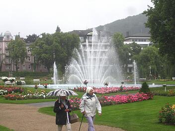 Am gestrigen Donnerstag lief der Springbrunnen im Rosengarten erst einmal zur Probe. Ab heute soll er wieder regulär laufen. Foto: Mäuser