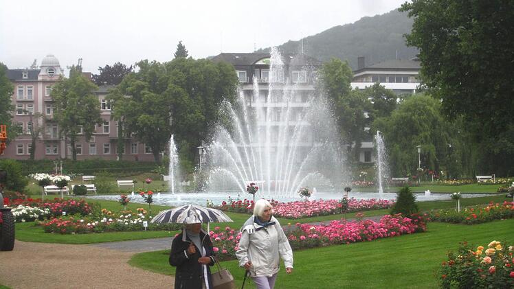 Am gestrigen Donnerstag lief der Springbrunnen im Rosengarten erst einmal zur Probe. Ab heute soll er wieder regulär laufen. Foto: Mäuser