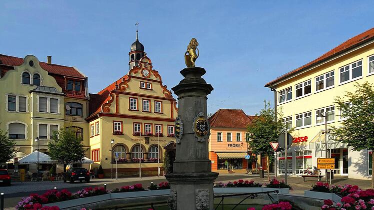 Der Brunnen mit der goldenen Löwenfigur auf einer hohen Säule und das historische Rathaus mit seiner verzierten Fassade prägen den Marktplatz der Kurstadt Bad Rodach.Foto: Jochen Berger