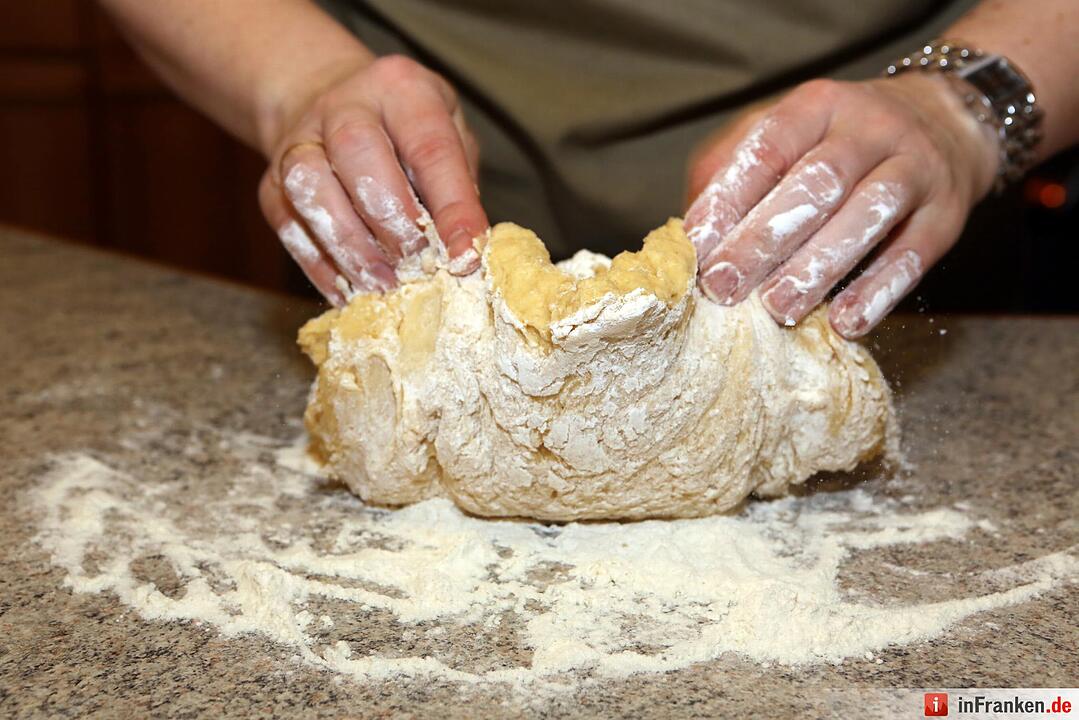3. Butter schmelzen, restliche Milch aufwärmen. Ist das Hefestückchen schön aufgegangen (nach circa 15 bis 20 Minuten) die restlichen Zutaten dazugeben und unterkneten. Es sollte ein weicher, glatter Hefeteig entstehen. Diesen wieder abdecken und 20 Minuten gehen lassen.