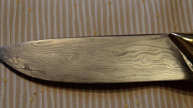 So sieht die Klinge eines fertigen Damastmessers aus, das Winfried Geis bereits hergestellt hat. Die verschiedenen Materialien haben sich verbinden und bilden ein beeindruckendes Muster. Foto: Kathrin Kupka-Hahn
