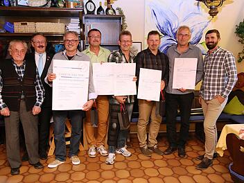 Firmengründer Konrad Pieger, Werner Oppel, Johannes Pieger und die ganze Piegerfamilie (von links)  Foto: Franz Galster