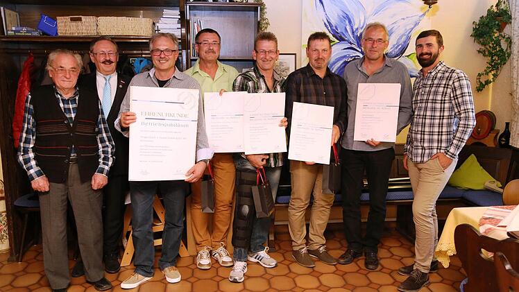 Firmengründer Konrad Pieger, Werner Oppel, Johannes Pieger und die ganze Piegerfamilie (von links)  Foto: Franz Galster
