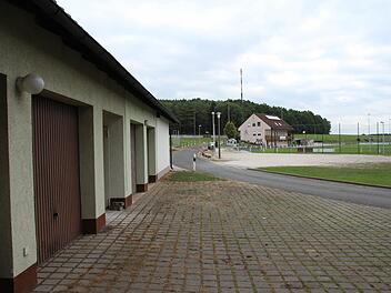 Diese Garagen auf dem Gelände der SpVgg Etzelskirchen wurden von den Einbrechern ausgeräumt.  Foto: Andreas Dorsch