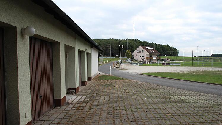Diese Garagen auf dem Gelände der SpVgg Etzelskirchen wurden von den Einbrechern ausgeräumt.  Foto: Andreas Dorsch