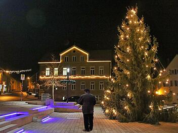 Der Weihnachtsbaum mit seinen vielen Lichtern sowie die Lichterketten am Rathaus und über den Straßen tauchen den Maßbacher Marktplatz in ein stimmungsvolles Licht. Im Rathaus fielen trotz weihnachtlicher Stimmung am Dienstag bei der Sitzung des Marktgemeinderates noch wichtige Entscheidungen. Zum Beispiel soll die Aufnahme in das Förderprogramm "soziale Stadt" beantragt werden.  Foto: Dieter Britz
