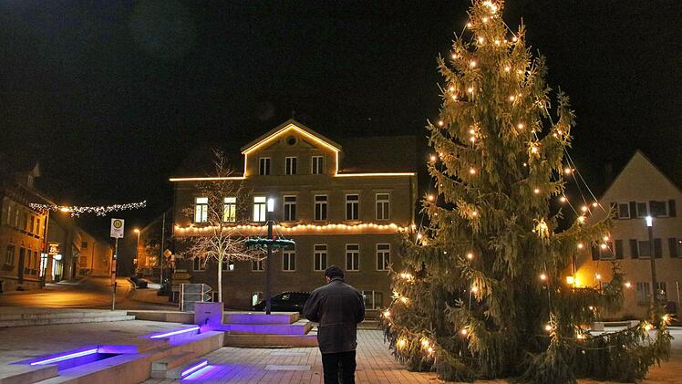 Der Weihnachtsbaum mit seinen vielen Lichtern sowie die Lichterketten am Rathaus und über den Straßen tauchen den Maßbacher Marktplatz in ein stimmungsvolles Licht. Im Rathaus fielen trotz weihnachtlicher Stimmung am Dienstag bei der Sitzung des Marktgemeinderates noch wichtige Entscheidungen. Zum Beispiel soll die Aufnahme in das Förderprogramm "soziale Stadt" beantragt werden.  Foto: Dieter Britz